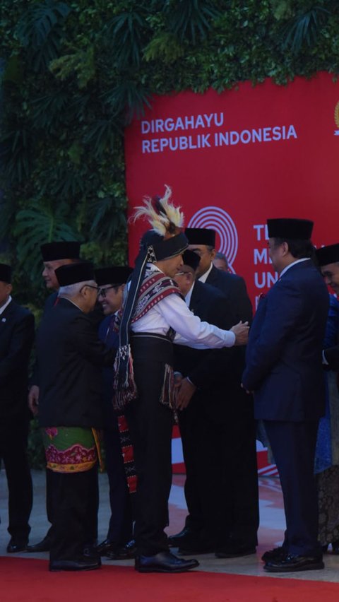 Kain tenun Tanimbar juga merupakan fitur pelengkap dalam busana adat yang dikenakan Jokowi.