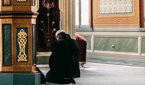 Sholat fardhu terdiri dari 5 waktu yakni Subuh, Dzuhur, Ashar, Magrib, dan Isya. Dalam melakukannya, terdapat doa dan tata cara berupa niat, gerakan, hingga bacaan-bacaan doa yang patut untuk diketahui dan dihafalkan.