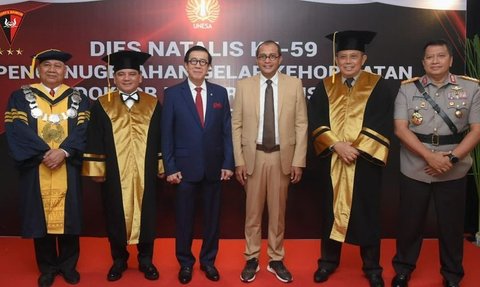 Jenderal Brimob Raih Gelar Kehormatan Doktor Honoris Causa, ini Potretnya Didampingi 2 Putranya Perwira Polri