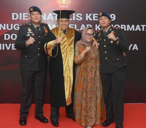 Jenderal Brimob Raih Gelar Kehormatan Doktor Honoris Causa, ini Potretnya Didampingi 2 Putranya Perwira Polri