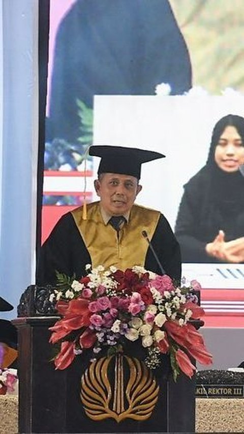 Jenderal Brimob Raih Gelar Kehormatan Doktor Honoris Causa, ini Potretnya Didampingi 2 Putranya Perwira Polri