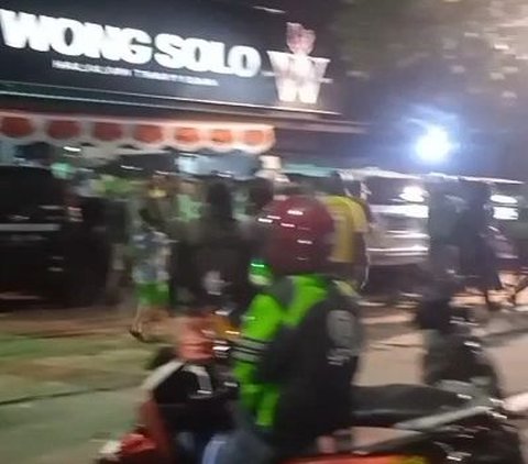 Video viral merekam keributan massa ojek online (ojol) dengan sejumlah orang di depan warung makan Ayam Bakar Wong Solo, Bukit Duri, Tebet, Jakarta Selatan, Selasa (15/8) malam.