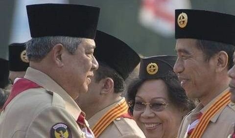 Jokowi semasa itu masih berstatus sebagai Gubernur DKI Jakarta saat dikalungkan penghargaan oleh Presiden SBY.