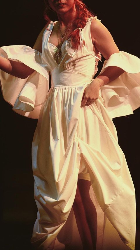 Menilik dari akun Instagramnya, akhir-akhir ini Nadin memang kerap mengenakan busana panggung berwarna putih. Kostum panggungnya ini biasanya punya potongan kain yang melimpah.