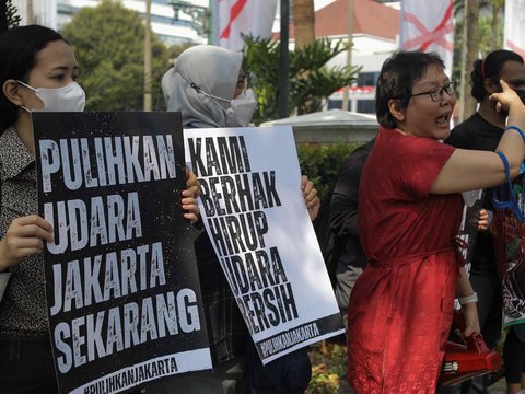 FOTO: Protes Udara Buruk Jakarta, Aktivis Singgung Jokowi Batuk-Batuk 4 Minggu