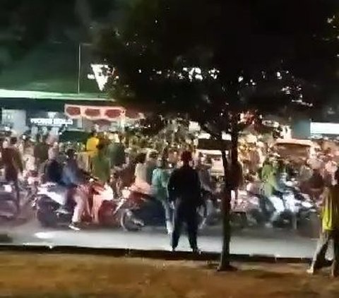 Kapolres Metro Jakarta Selatan, Kombes Pol Ade Ary Syam Indradi meninjau lokasi keributan antara Youtuber Laurendra dengan sejumlah ojek online di depan warung makan Ayam Bakar Wong Solo, Bukit Duri, Tebet, Jakarta Selatan.