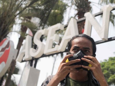 FOTO: Protes Udara Buruk Jakarta, Aktivis Singgung Jokowi Batuk-Batuk 4 Minggu