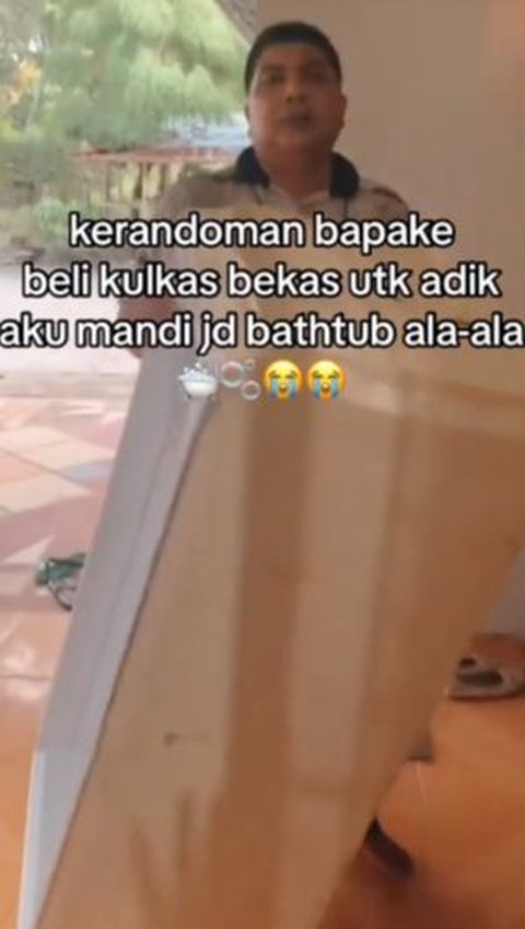 Demi Anak, Ayah Ini Beli Kulkas Bekas untuk Dijadikan Bathtub