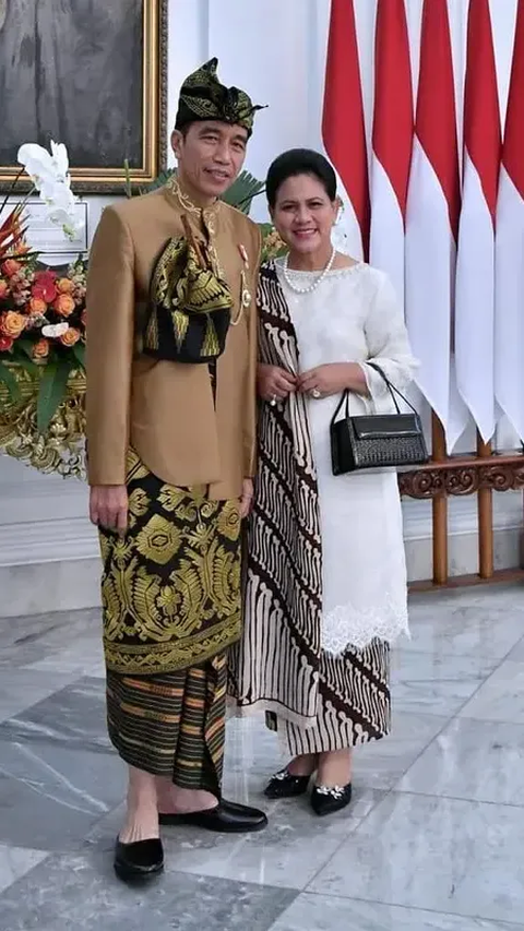 Presiden Jokowi kembali mengenakan pakaian adat Sasak Lombok asal Nusa Tenggara Barat saat menghadiri sidang tahunan MPR pada 2019 lalu. Pakaian adat Sasak Lombok berasal dari Nusa Tenggara Barat (NTB)