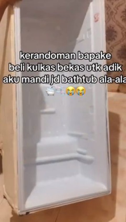 Demi Anak, Ayah Ini Beli Kulkas Bekas untuk Dijadikan Bathtub