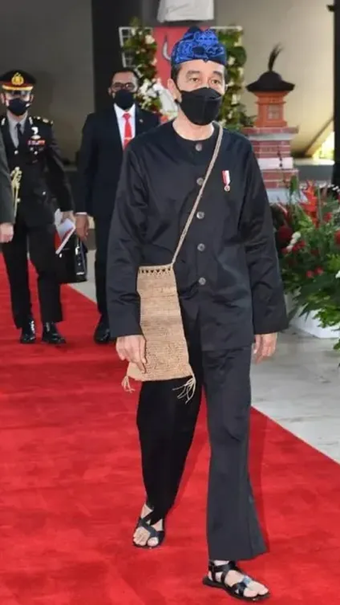 Jokowi mengenakan pakaian adat asal suku Baduy, Banten pada saat menghadiri sidang tahunan MPR di tahun 2021 lalu.