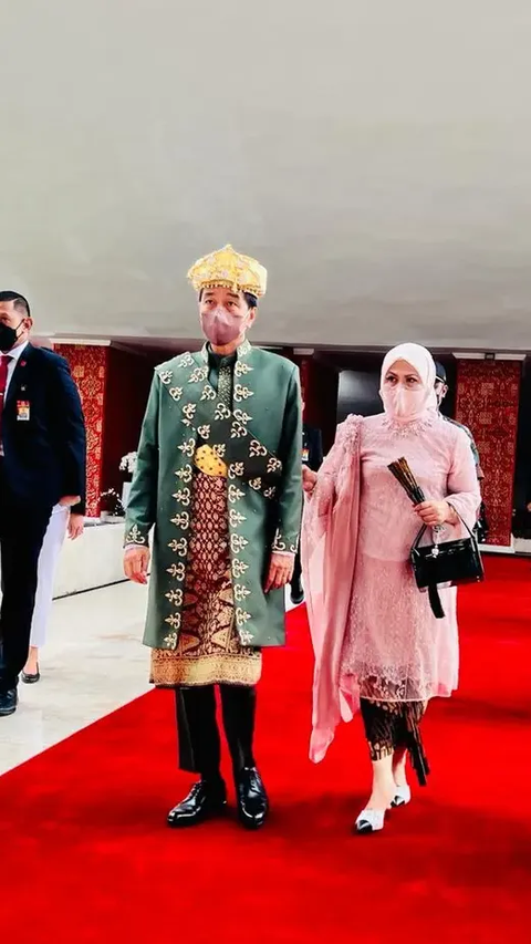 Tahun lalu, Presiden Joko Widodo menghadiri sidang tahunan MPR mengenakan pakaian adat asal Bangka Belitung.