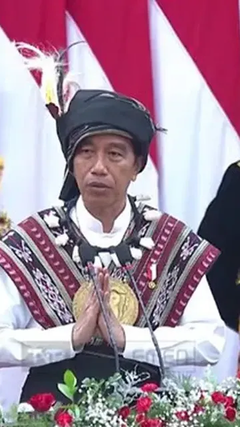 Tahun ini, Presiden Jokowi mengenakan baju adat Maluku, Tanimbar. Lengkap dengan ikat kepala berwarna hitam.