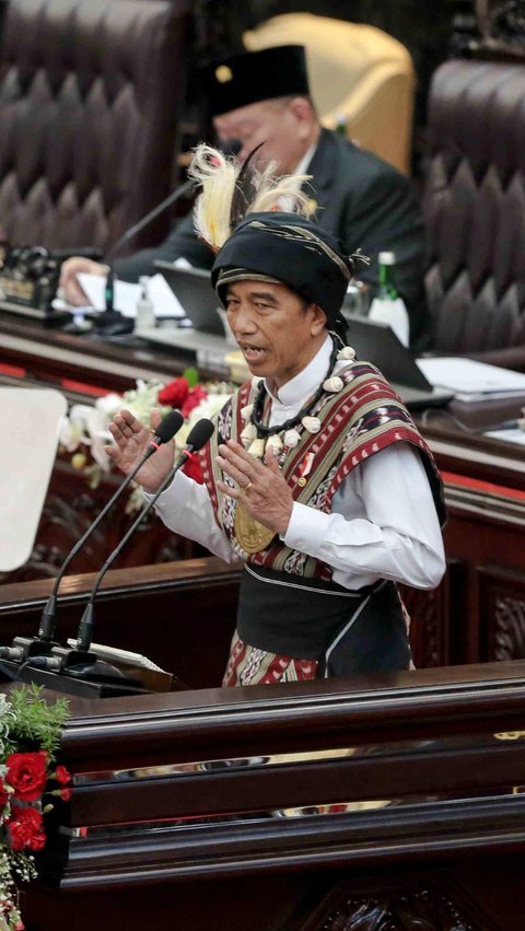 FOTO: Ekspresi Jokowi Curhat Disebut Pak Lurah, Plonga-plongo, hingga Firaun di Sidang Tahunan MPR