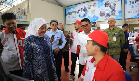 Ida Fauziyah mengungkapkan, untuk mendorong peningkatan kompetensi SDM melalui pelatihan vokasi, Pemerintah menebitkan Perpres 68 Tahun 2022 tentang Revitalisasi Pendidikan Vokasi dan Pelatihan Vokasi.