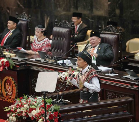 Presiden Joko Widodo atau Jokowi menyampaikan pidato kenegaraan dalam Sidang Tahunan MPR RI 2023 di Gedung Nusantara I, Kompleks Parlemen, Senayan, Jakarta, Rabu (16/8/2023). <br /><br />Pada kesempatan itu, Presiden Jokowi mengungkapkan curahan hatinya ketika dijuluki 'Pak Lurah' hingga disebut bodoh, plonga-plongo, hongga Firaun.