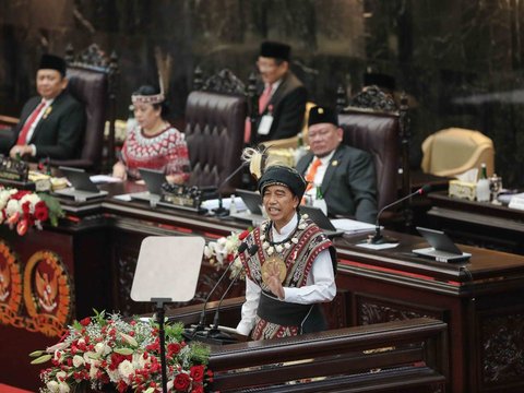 FOTO: Ekspresi Jokowi Curhat Disebut Pak Lurah, Plonga-plongo, hingga Firaun di Sidang Tahunan MPR