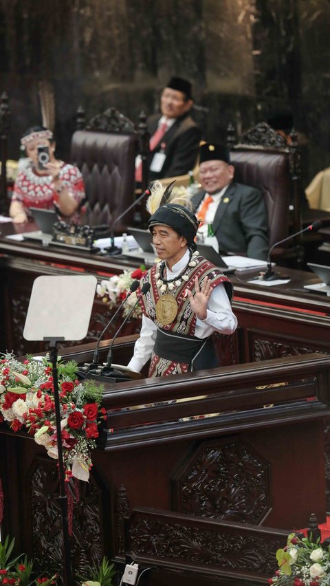 Jokowi menekankan bahwa dirinya bukanlah Ketua Umum Partai Politik maupun Ketua Koalisi partai. Sehingga, dia tidak bisa menentukan capres dan cawapres 2024.