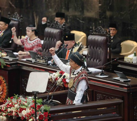 FOTO: Ekspresi Jokowi Curhat Disebut Pak Lurah, Plonga-plongo, hingga Firaun di Sidang Tahunan MPR