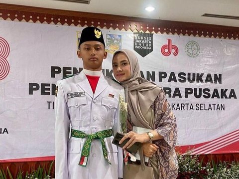 8 Potret Dhofin, Anak dari Ibnu Jamil, Menjadi Salah Satu Anggota Paskibraka Kota Jakarta Selatan Yang Sangat Ganteng dan Gagah.