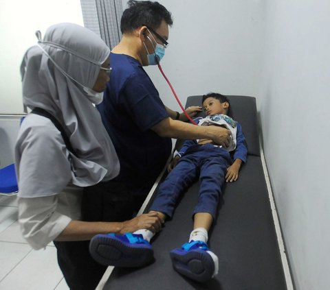 Dokter Desman Siahaan melakukan pemeriksaan pasien anak yang menderita infeksi saluran pernafasan atas (ISPA) di Klinik BPJS Prima Husada, Depok, Rabu (16/08/2023). Sejumlah klinik kesahatan dan rumah sakit di kawasan Jabodetabek merasakan adanya kenaikan kasus infeksi saluran pernapasan atas (ISPA) di tengah buruknya udara Jabodetabek.