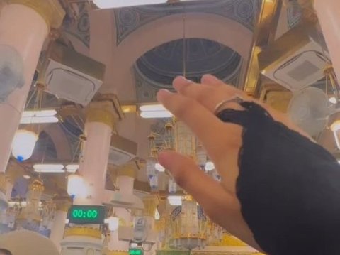 8 Potret Selfi Yamma Sedang Menjalani Ibadah Umrah. Tulislah Beberapa Kalimat Yang Menenangkan Hati