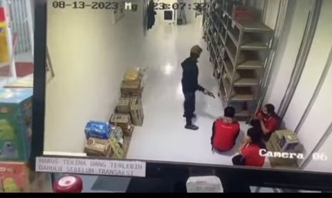 Viral Video Rampok Todongkan Pistol ke Pegawai Minimarket, Ini Fakta dari Polisi