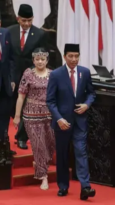 VIDEO: Momen Sigap Presiden Jokowi Sampai Jongkok Bantu Ambil Pin Tim Paskibra di Istana