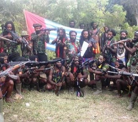 Kelompok Kriminal Bersenjata (KKB) kembali berulah jelang HUT ke-78 RI. Kali ini, KKB melakukan pembakaran Tower Terkomsel di Kabupaten Puncak, Papua Tengah, Rabu (16/8).