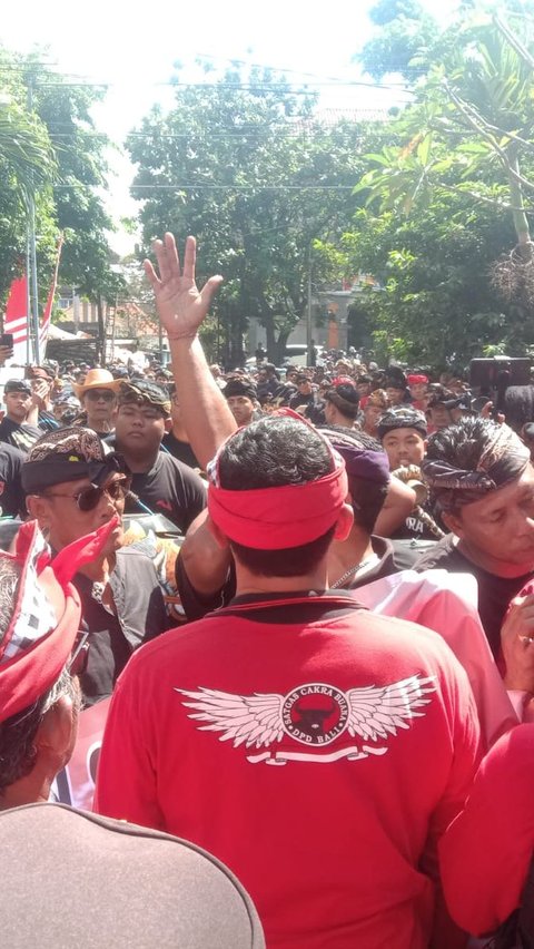 Ribuan Massa Geruduk Kantor DPD PDIP Bali Protes Pencoretan Bacaleg