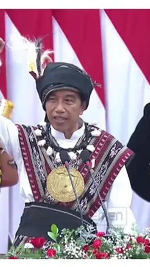 Momen Sigap Presiden Jokowi Sampai Jongkok Bantu Ambil Pin Tim Paskibra di Istana
