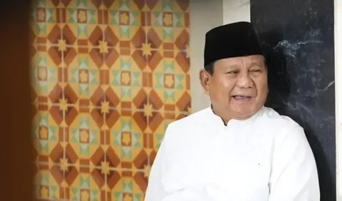 Prabowo sampai membantu istri Gus Dur, Sinta Nuriyah ketika akan naik mobil meninggalkan gedung DPR.