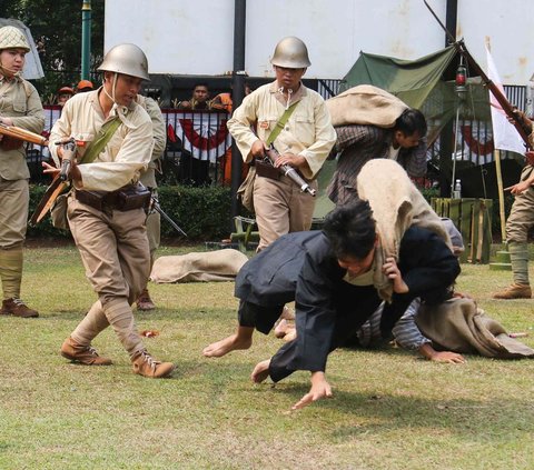 Pertunjukan 'Romansa Negeri' menggambarkan perjalanan bangsa Indonesia untuk meraih dan mempertahankan kemerdekaan dari tangan penjajah.