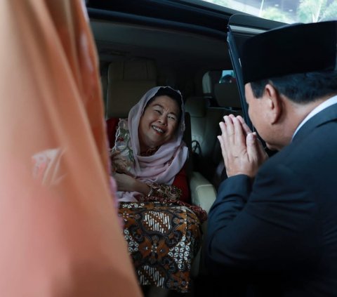 Momen Prabowo Berlutut dan Cium Tangan Istri Gus Dur, Reaksi Yenny Wahid Mengejutkan