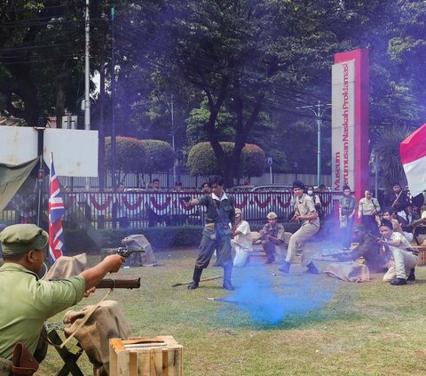 Dalam sosiodrama ini digambarkan perjuangan para pahlawan mengusir dan menghadapi bangsa penjajah, seperti Belanda dan Jepang.