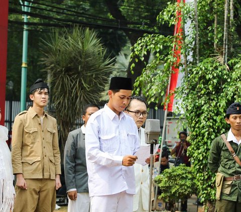 Selain itu, pertunjukan ini juga memperagakan detik-detik proklamasi kemerdekaan RI yang dibacakan olah Ir Soekarno.