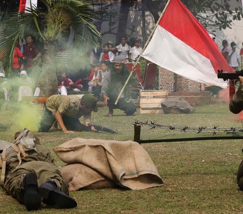 Tampak para pahlawan berjuang mati-matian hingga tetes darah terakhir demi merebut kemerdekaan.