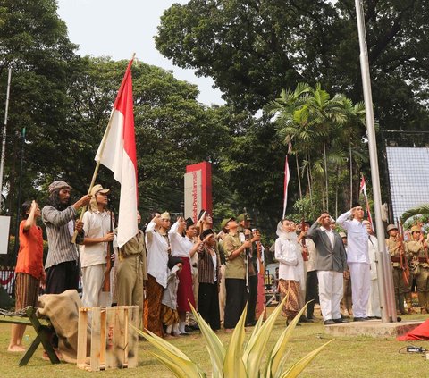 Komunitas Reenactor Bangor menampilkan sosiodrama 'Romansa Negeri' dalam rangka menyambut HUT Kemerdekaan RI.