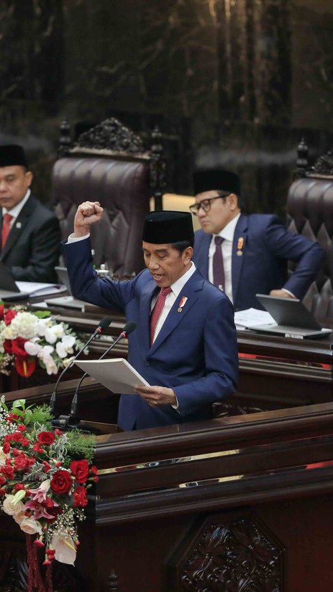 FOTO: Sampaikan RAPBN 2024 dan Nota Keuangan, Presiden Jokowi Kepalkan Tangan Pidato di Rapat Paripurna DPR