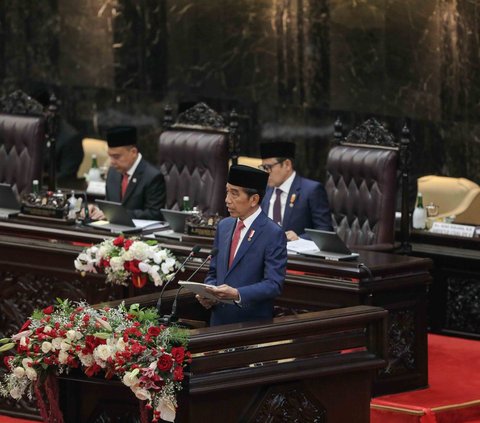 Presiden Joko Widodo (Jokowi) menyampaikan pidato pengantar RUU tentang APBN tahun anggaran 2024 beserta nota keuangannya pada rapat Paripurna DPR pembukaan masa persidangan I DPR tahun sidang 2023-2024 di Gedung Nusantara, Kompleks Parlemen, Senayan.