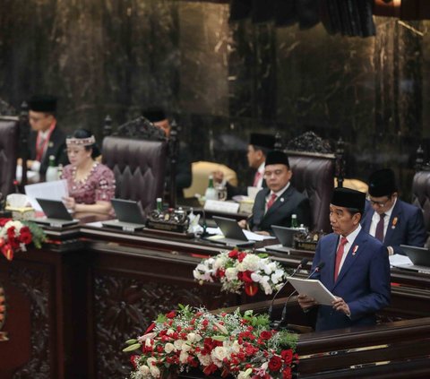 FOTO: Sampaikan RAPBN 2024 dan Nota Keuangan, Presiden Jokowi Kepalkan Tangan Pidato di Rapat Paripurna DPR