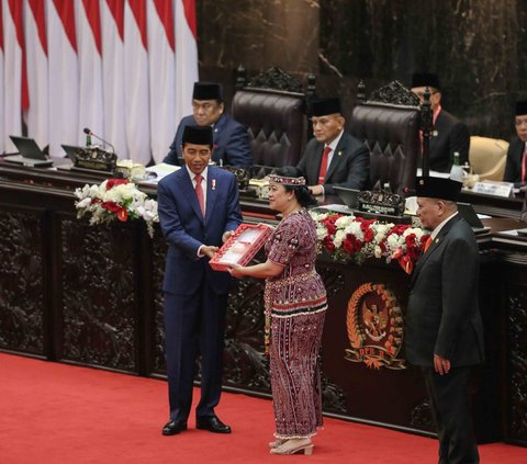 Seperti momen ini saat Presiden Joko Widodo menerima Dokumen dari Ketua DPR, Puan Maharani pada rapat Paripurna<br />DPR tersebut.