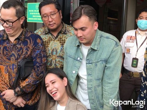 9 Potret Kemesraan Rendy Kjaernett dan Lady Nayoan Setelah Berdamai di Pengadilan Negeri Bekasi