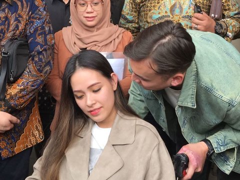 9 Potret Kemesraan Rendy Kjaernett dan Lady Nayoan Setelah Berdamai di Pengadilan Negeri Bekasi