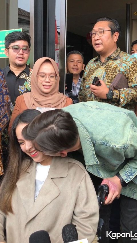 9 Potret Kemesraan Rendy Kjaernett dan Lady Nayoan Setelah Berdamai di Pengadilan Negeri Bekasi