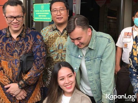 9 Potret Kemesraan Rendy Kjaernett dan Lady Nayoan Setelah Berdamai di Pengadilan Negeri Bekasi