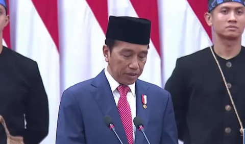 Jokowi melanjutkan, dalam foto-foto tersebut dia tidak sendirian. Melainkan disandingkan dengan Capres.