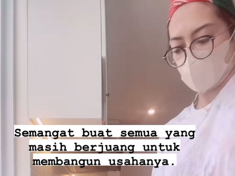 10 Foto Terkini Yenny AFI yang Kini Berjualan Rujak di Bali, Tidak Malu Memulai Usaha dari Awal - Membuat dan Mengemas Produk Sendiri