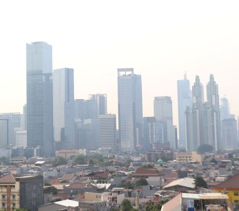 Polusi udara masih menyelimuti kawasan Jakarta dan sekitarnya pada Rabu (16/8/2023). Belakangan, banyak warga juga mulai mengeluhkan dampaknya pada kesehatan.