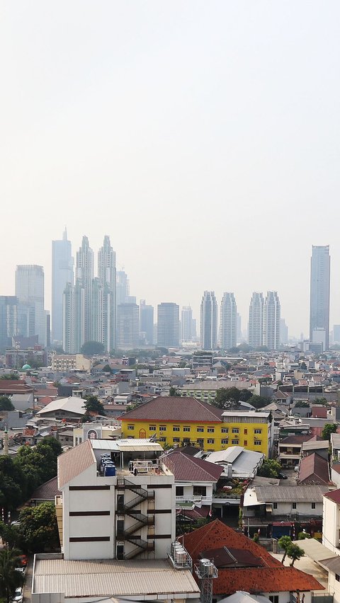 Langit biru Jakarta berubah menjadi kabut pekat akibat polusi udara.